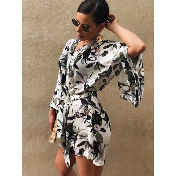 Dresses & Skirts - 🆕Maryann Floral Leaf Tropical Print Kimono Dress